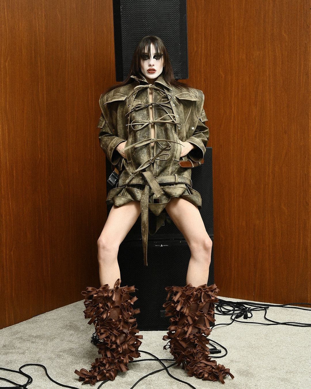 라도 보쿠차바 SS25, 고딕과 본디지의 대담한 만남 — Look 3