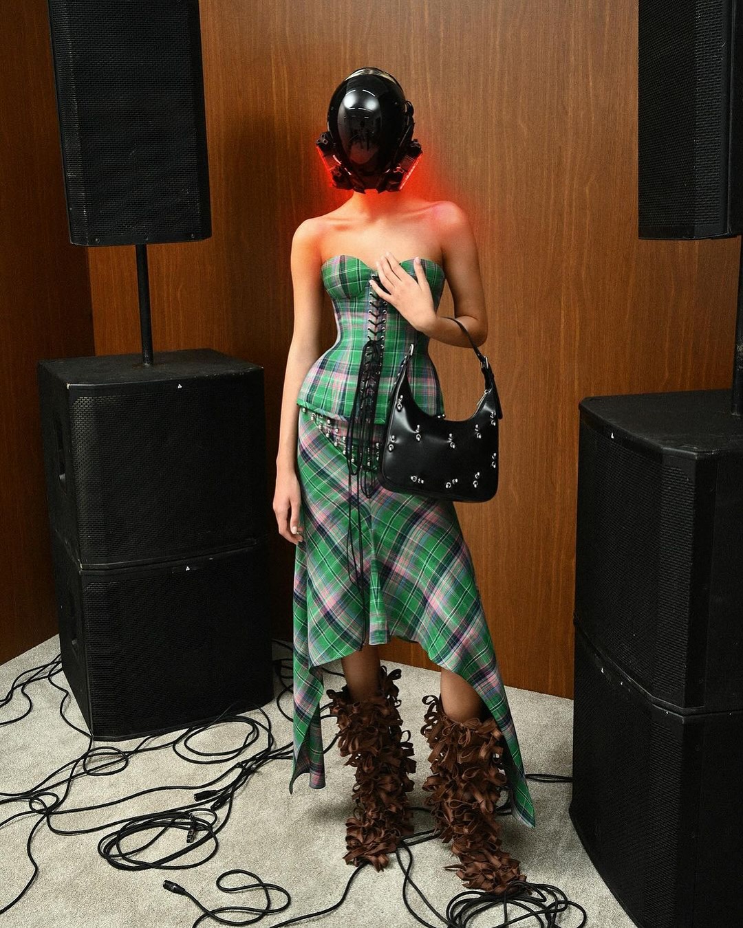 라도 보쿠차바 SS25, 고딕과 본디지의 대담한 만남 — Look 4