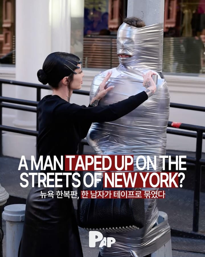 Un homme scotché à un lampadaire en plein New York — Cover