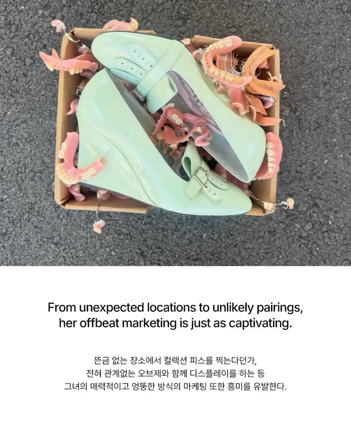 병원 의자 위에 올려둔 껌 붙은 웨지힐 — Look 5