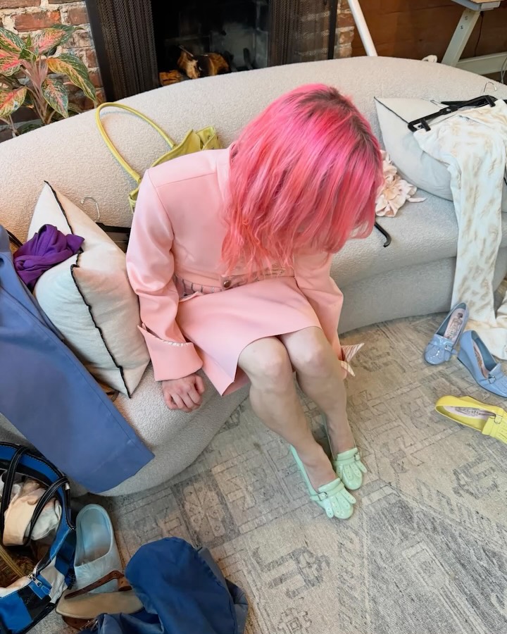 병원 의자 위에 올려둔 껌 붙은 웨지힐 — Look 7