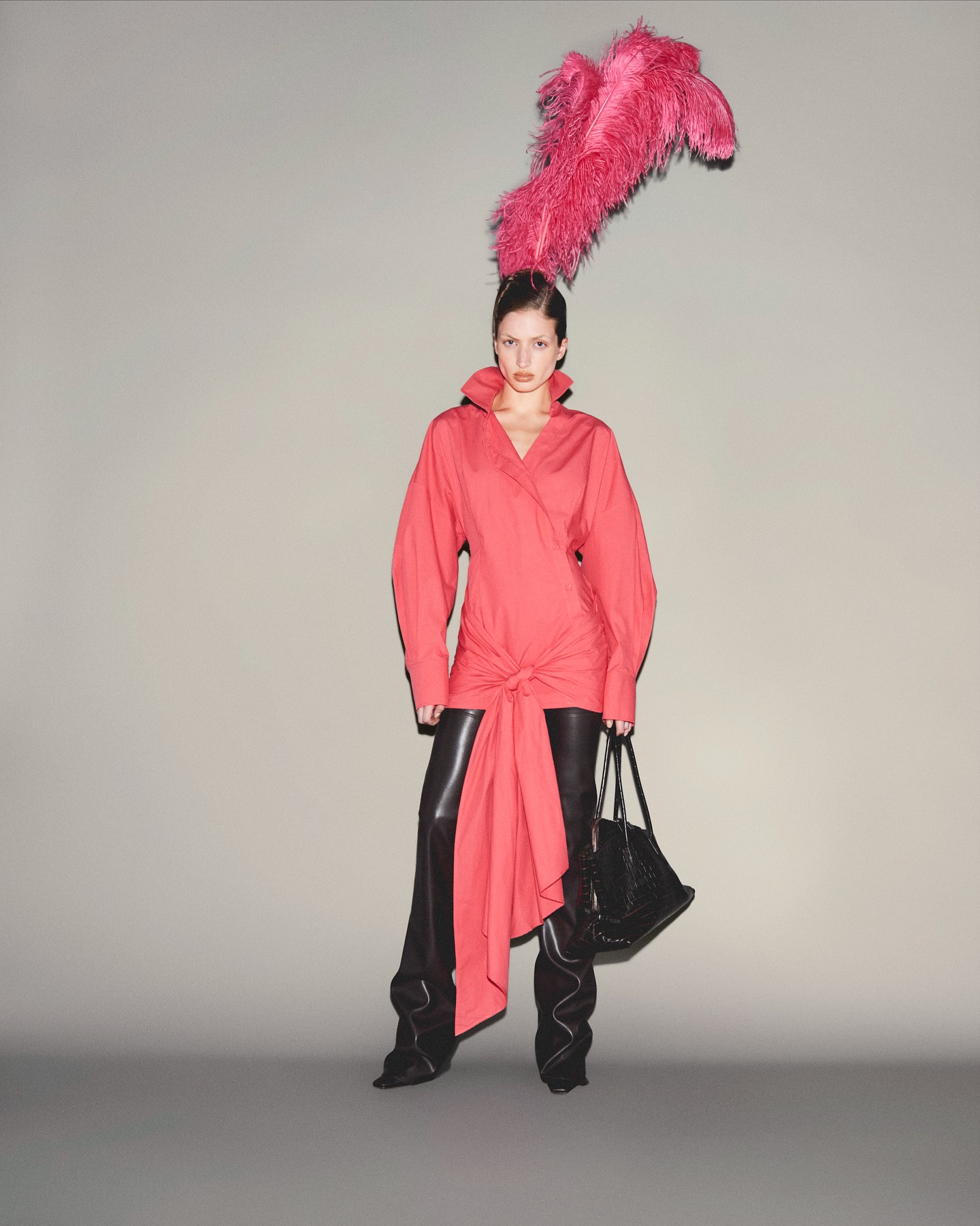 디 아티코 SS26, 초대장 없는 파티의 상상 — Look 3