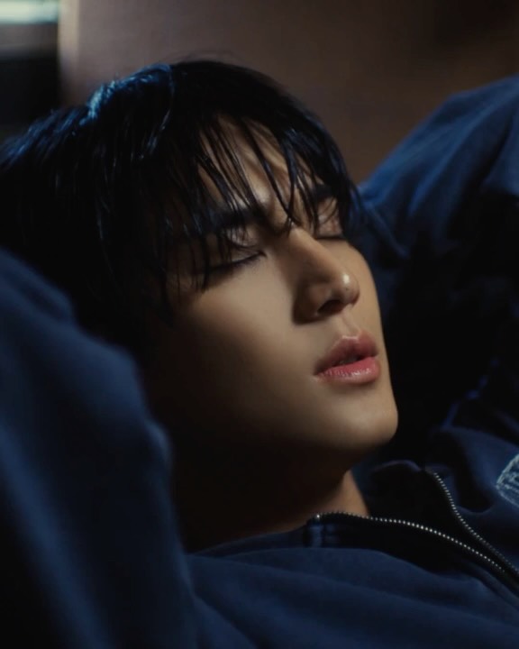 캘빈클라인이 민규에게 맡긴 미니멀리즘 — mingyu, Look 2