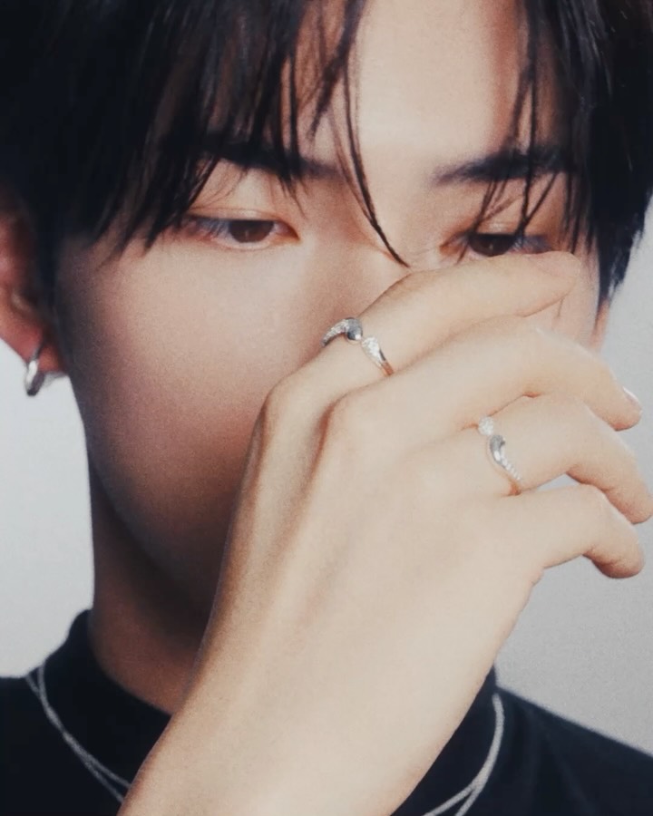성한빈과 스와로브스키가 완성한 절제된 관능미 — sung hanbin, Look 2
