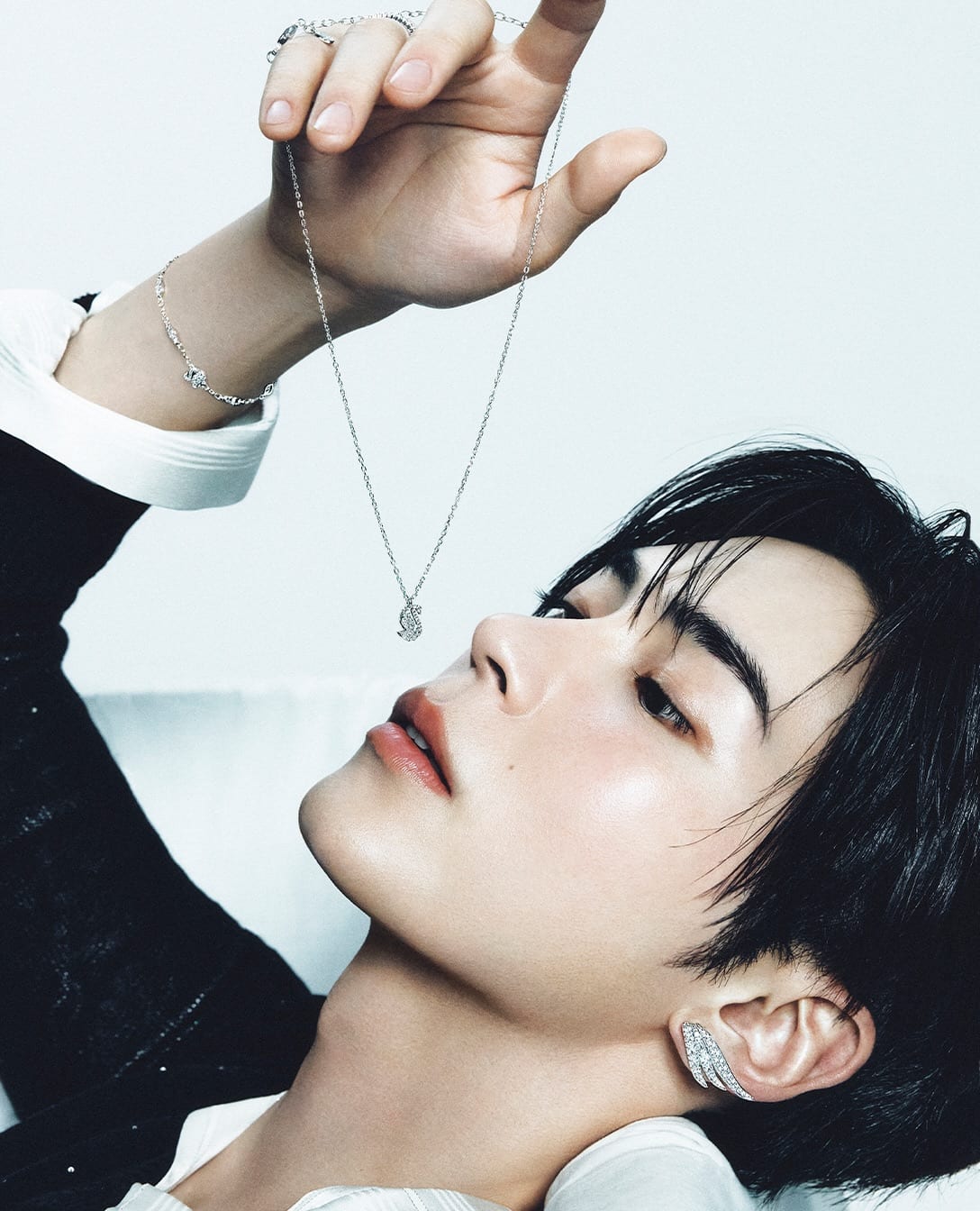 성한빈과 스와로브스키가 완성한 절제된 관능미 — sung hanbin, Look 10