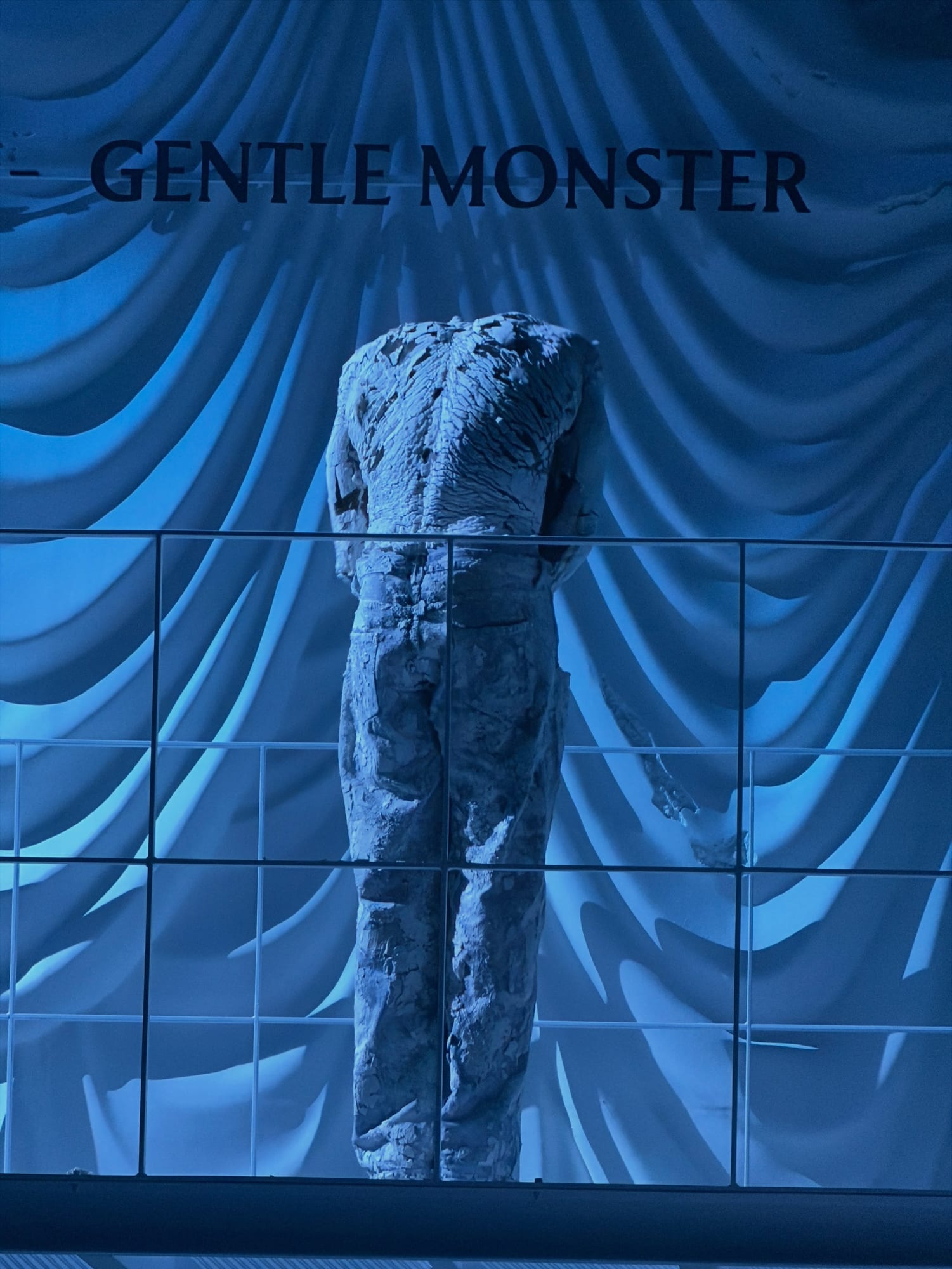 해체의 미학을 퍼포먼스로, 젠틀몬스터 X 메종 마르지엘라 — gentle monster, Look 5