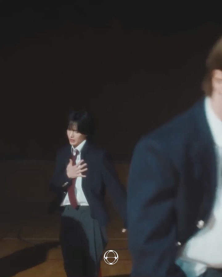 K-POP 교복 스타일링, 청춘을 말하는 가장 강력한 시각 언어 — Look 4