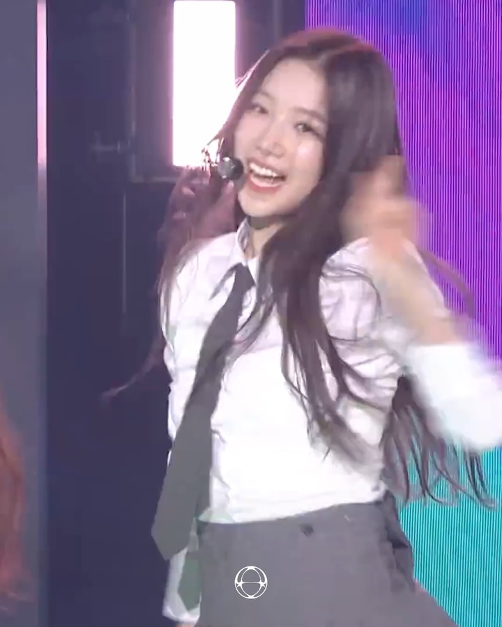 K-POP 교복 스타일링, 청춘을 말하는 가장 강력한 시각 언어 — Look 8