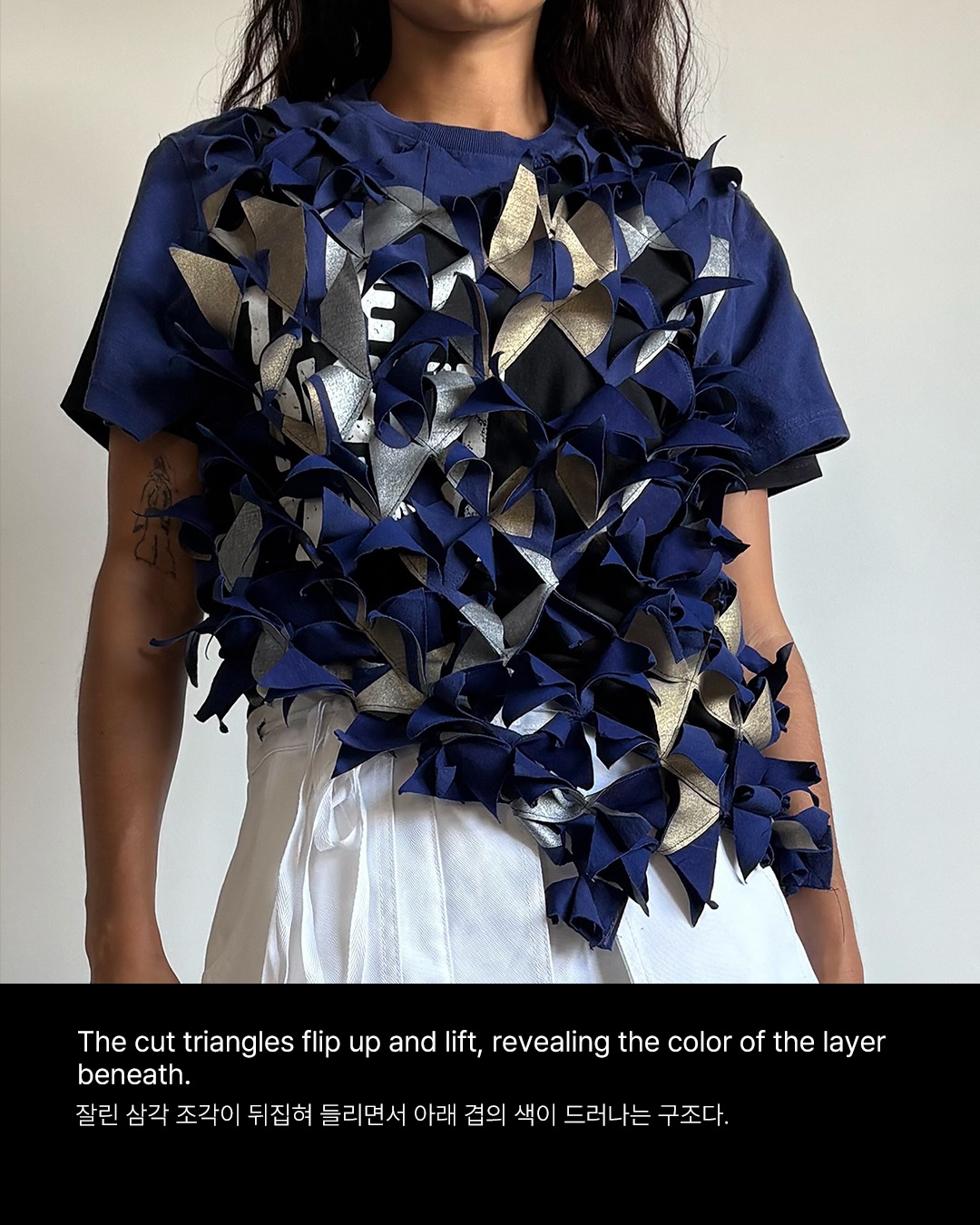 슬라이스드 텍스타일, 티셔츠 위로 삼각 조각 수백 개 — sliced textile, Look 4