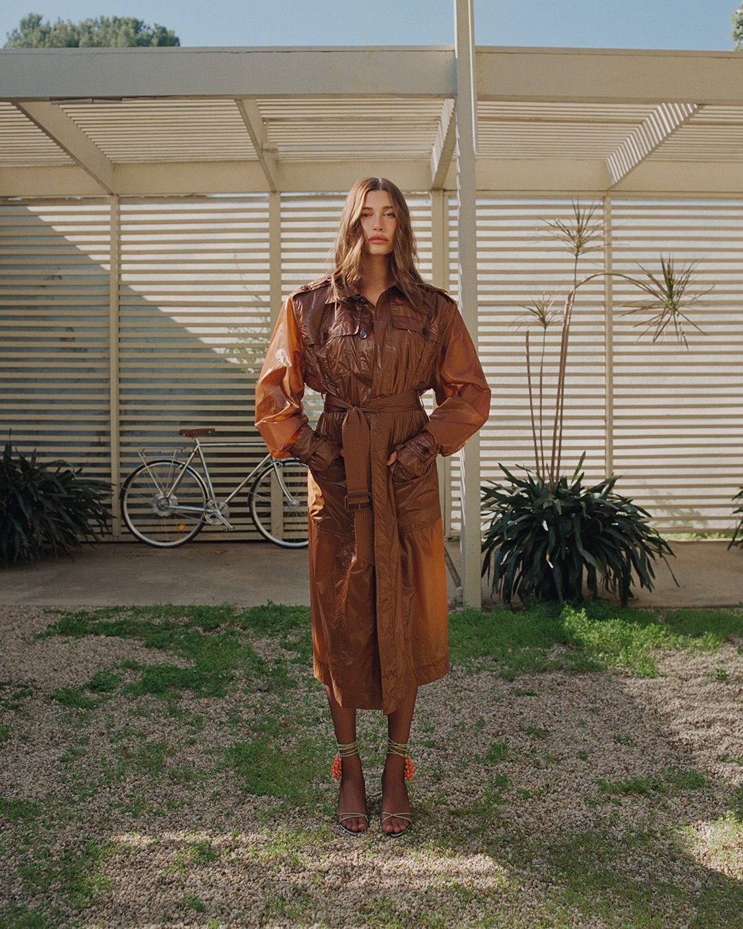 생 로랑, 블랙을 벗고 탠저린 오렌지를 입다 — Look 2