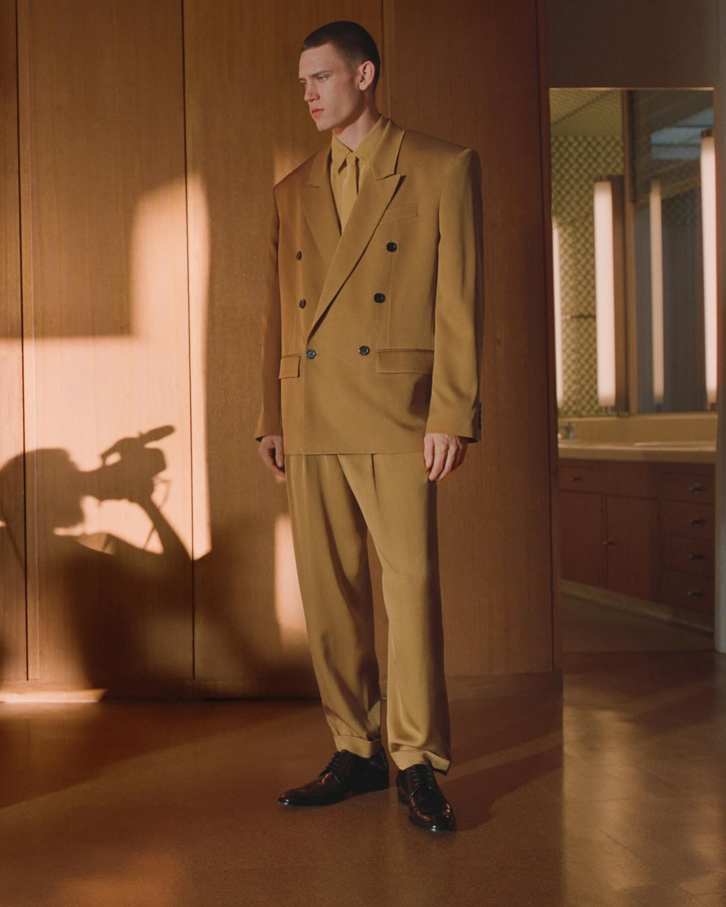 생 로랑, 블랙을 벗고 탠저린 오렌지를 입다 — Look 9