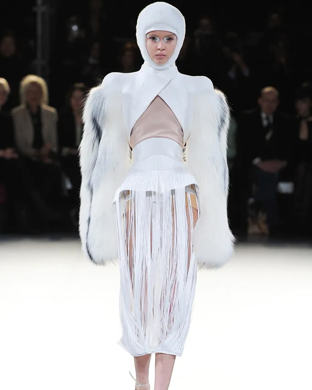뮈글레 2012 F/W, 무채색 속 극한의 실루엣 탐구 — Look 2