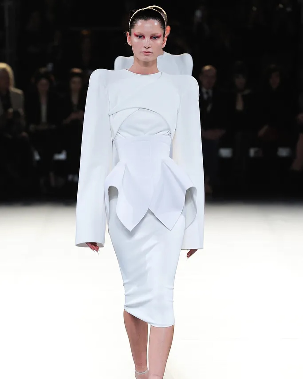 뮈글레 2012 F/W, 무채색 속 극한의 실루엣 탐구 — Look 3