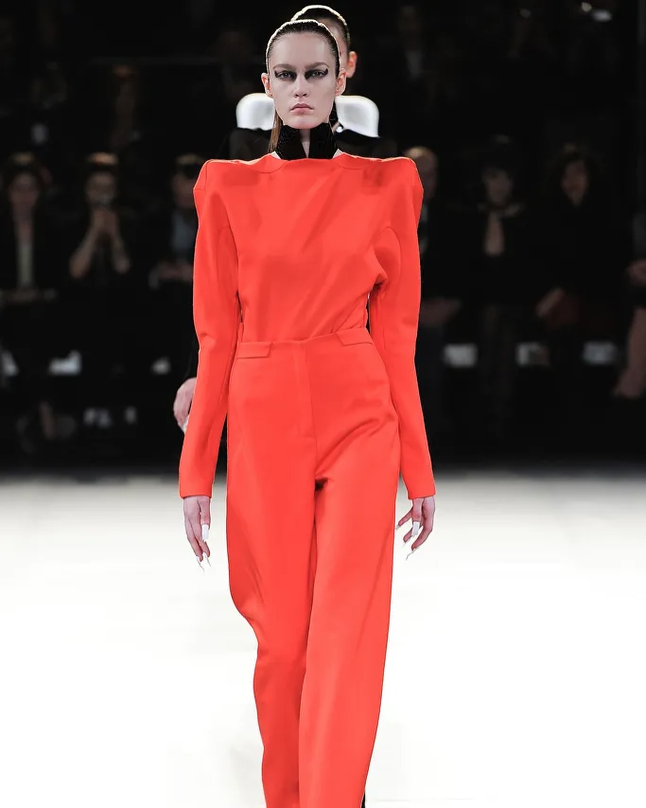 뮈글레 2012 F/W, 무채색 속 극한의 실루엣 탐구 — Look 4