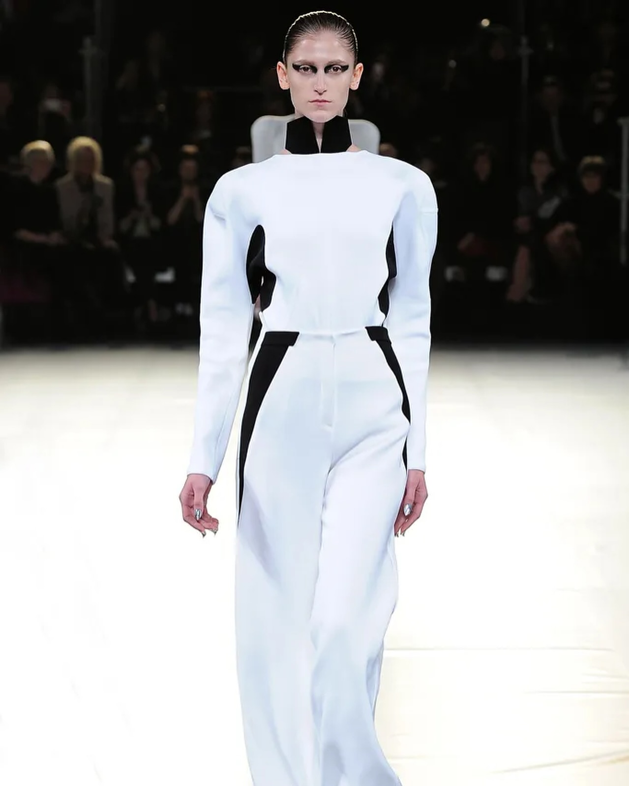 뮈글레 2012 F/W, 무채색 속 극한의 실루엣 탐구 — Look 5