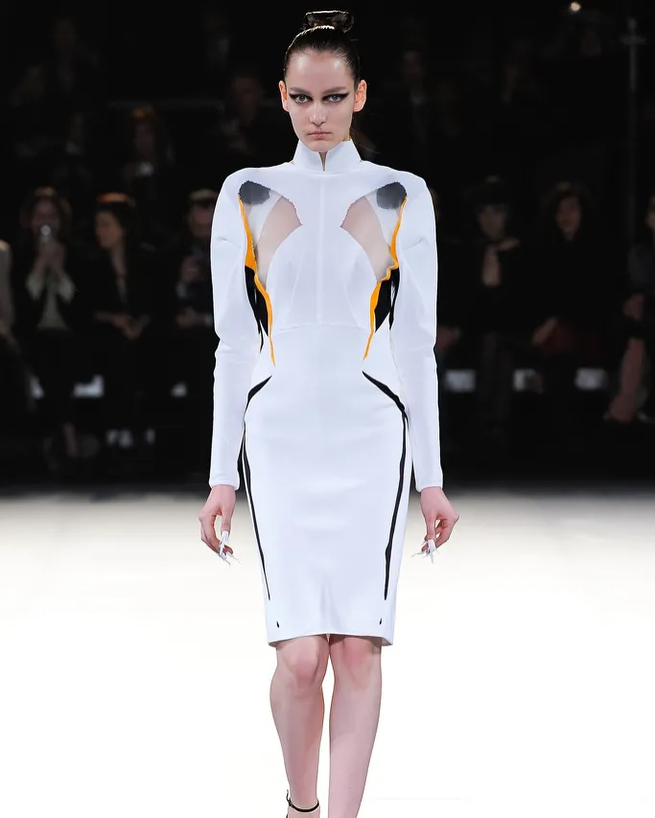 뮈글레 2012 F/W, 무채색 속 극한의 실루엣 탐구 — Look 6