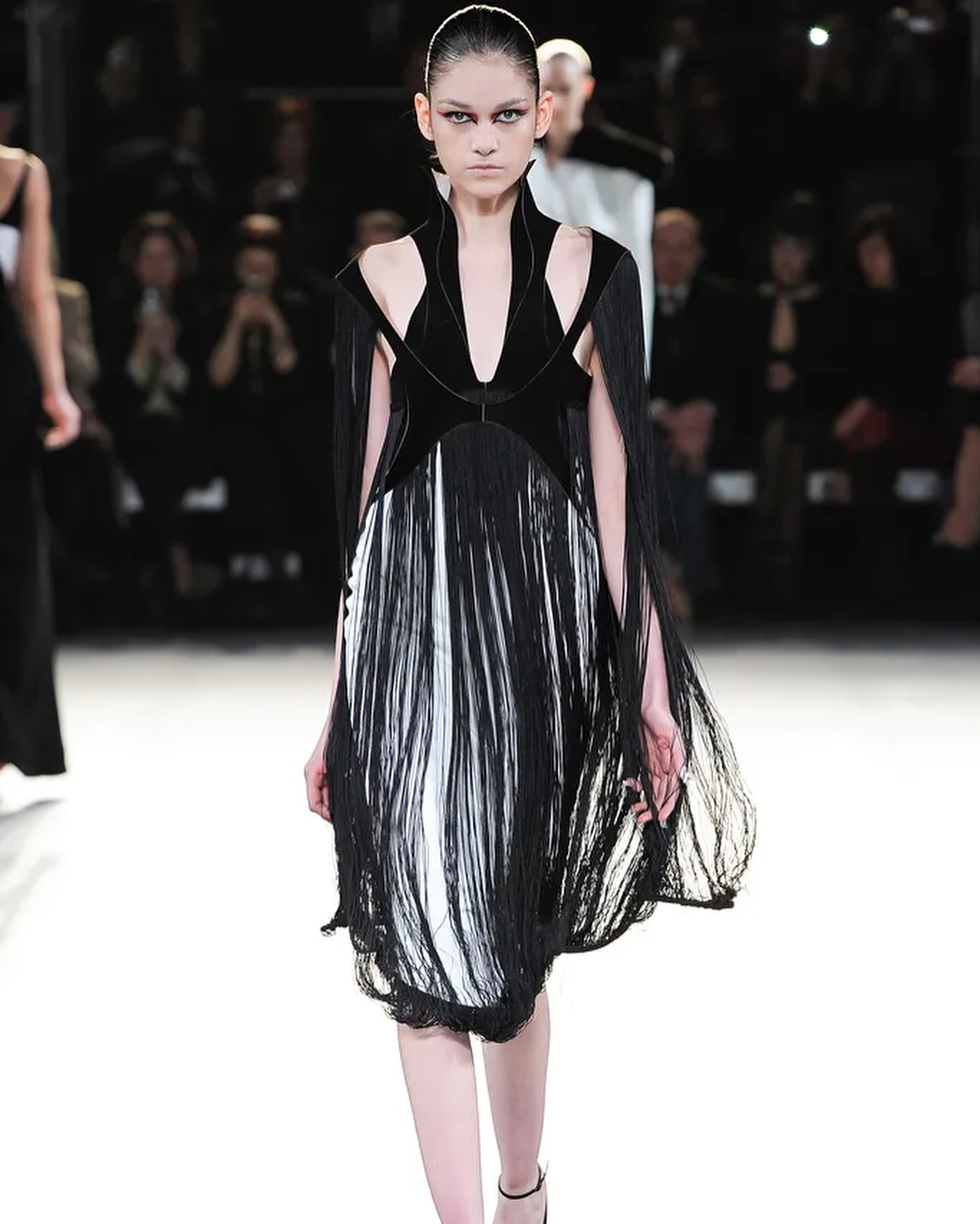 뮈글레 2012 F/W, 무채색 속 극한의 실루엣 탐구 — Look 7