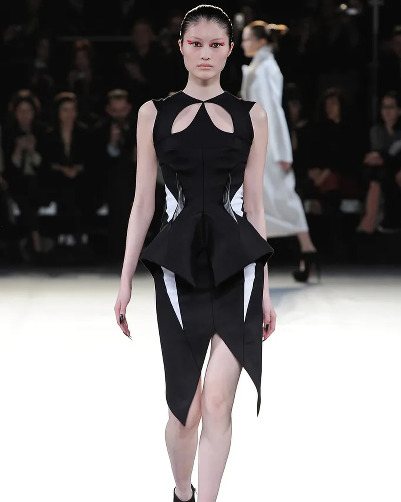 뮈글레 2012 F/W, 무채색 속 극한의 실루엣 탐구 — Look 8