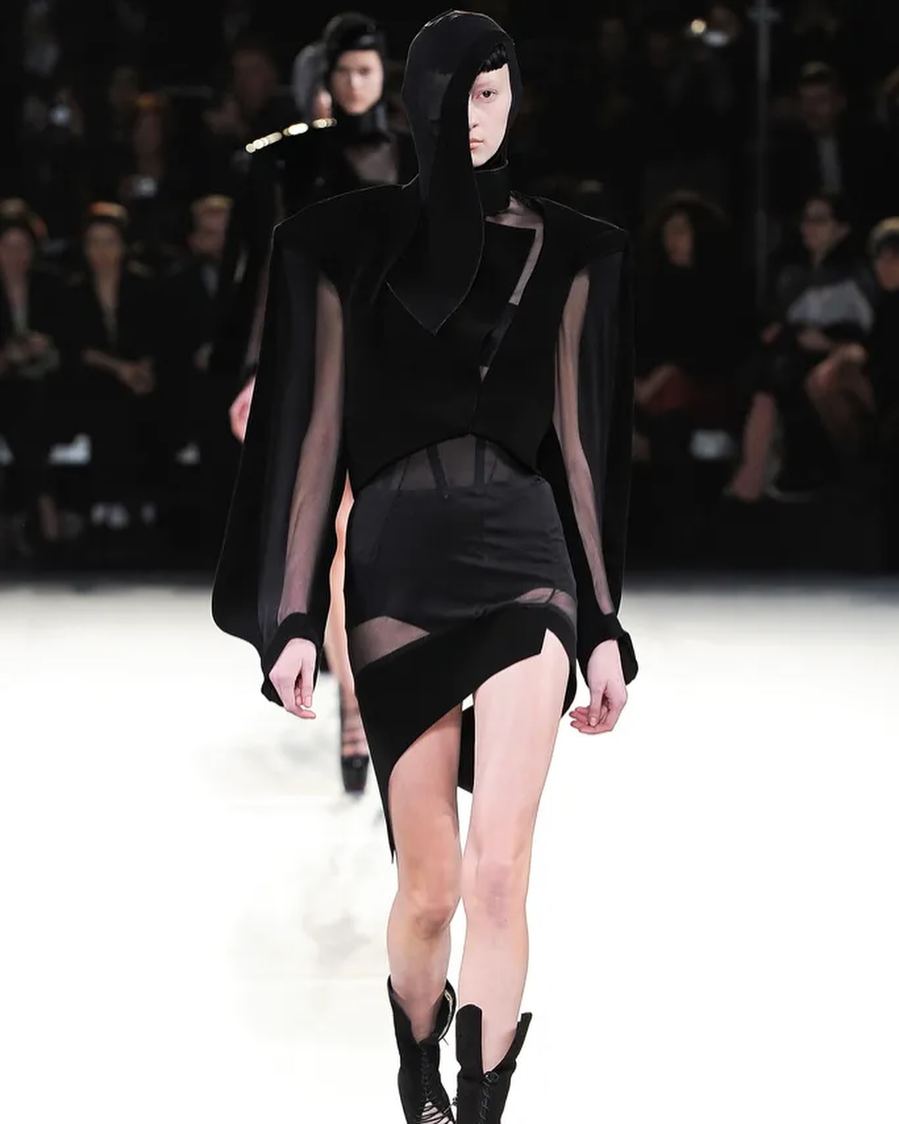 뮈글레 2012 F/W, 무채색 속 극한의 실루엣 탐구 — Look 9