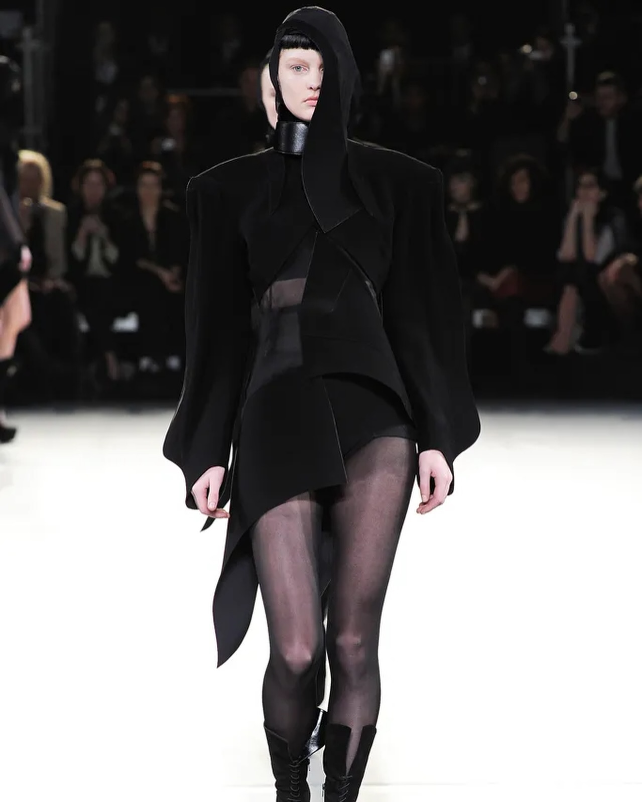 뮈글레 2012 F/W, 무채색 속 극한의 실루엣 탐구 — Look 10