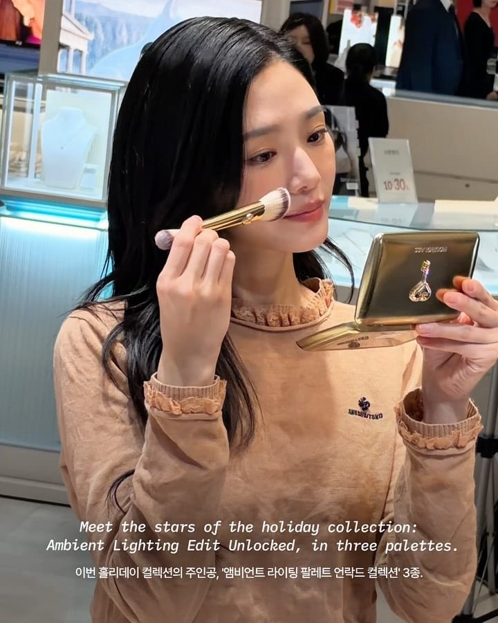 박규영이 손에 든 아워글래스 홀리데이 — hourglass, Look 2