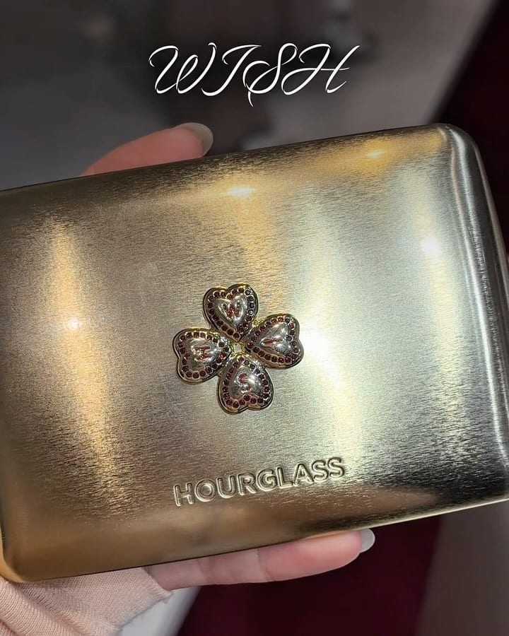박규영이 손에 든 아워글래스 홀리데이 — hourglass, Look 3