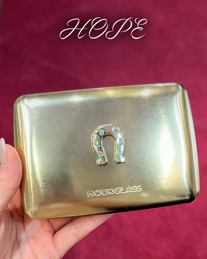 박규영이 손에 든 아워글래스 홀리데이 — hourglass, Look 5