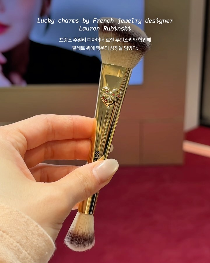 박규영이 손에 든 아워글래스 홀리데이 — hourglass, Look 7