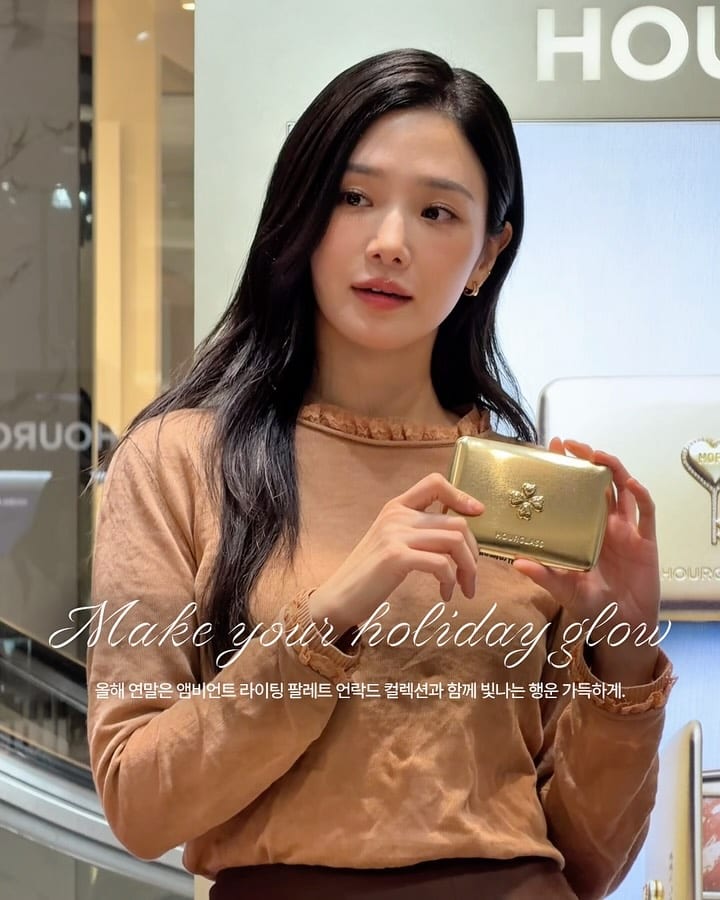 박규영이 손에 든 아워글래스 홀리데이 — hourglass, Look 8