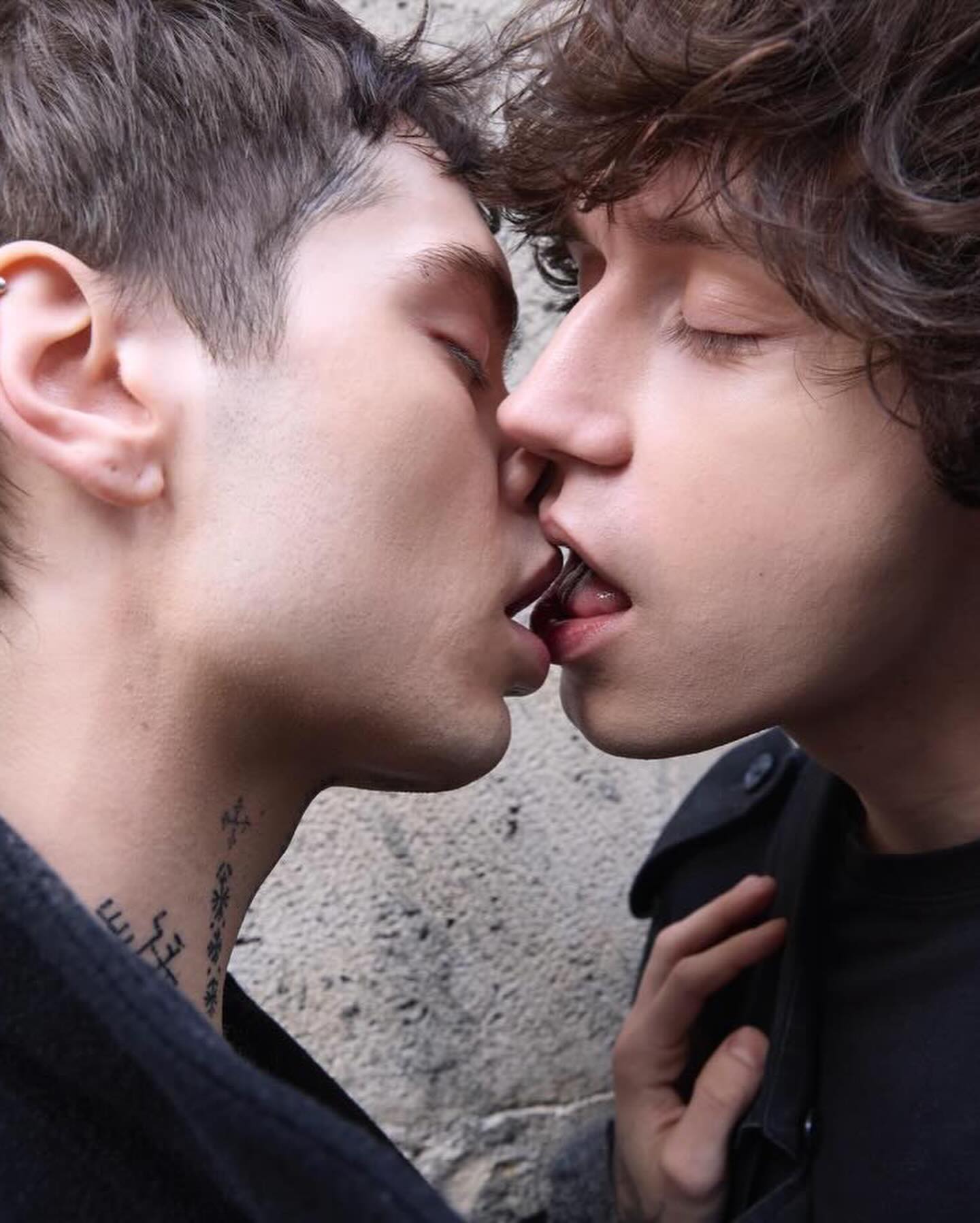 엘리나 셰브첸코, 키스를 해체한 사진 시리즈 'KISS' — Look 6