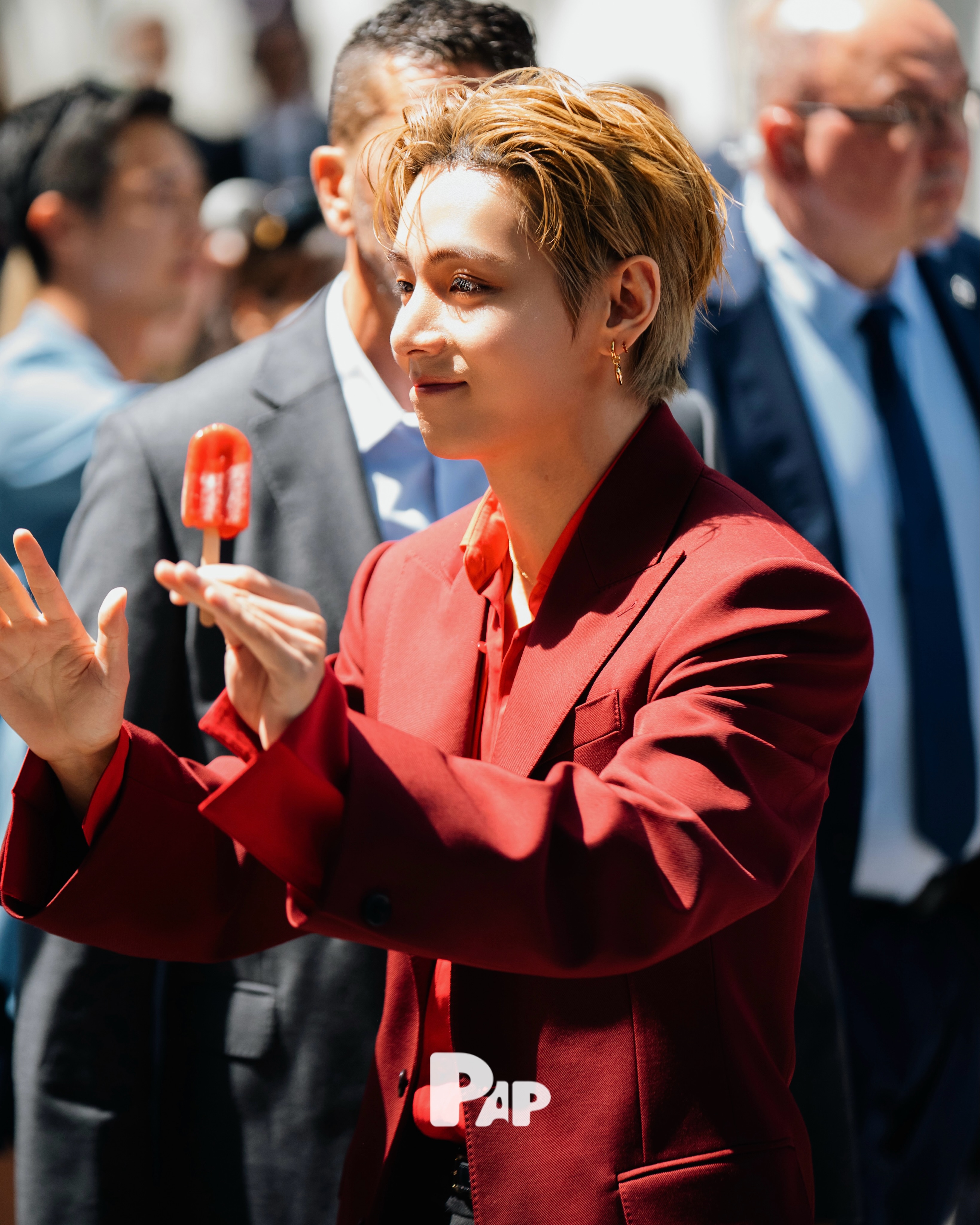 방탄소년단 뷔, 셀린느 SS27 쇼 단독 포착 — PAP 현장 — Look 2