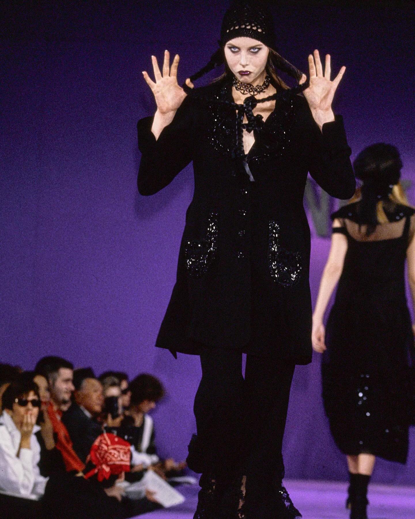 안나수이 1993 SS, 고스와 컬러의 대담한 조화 — Look 5