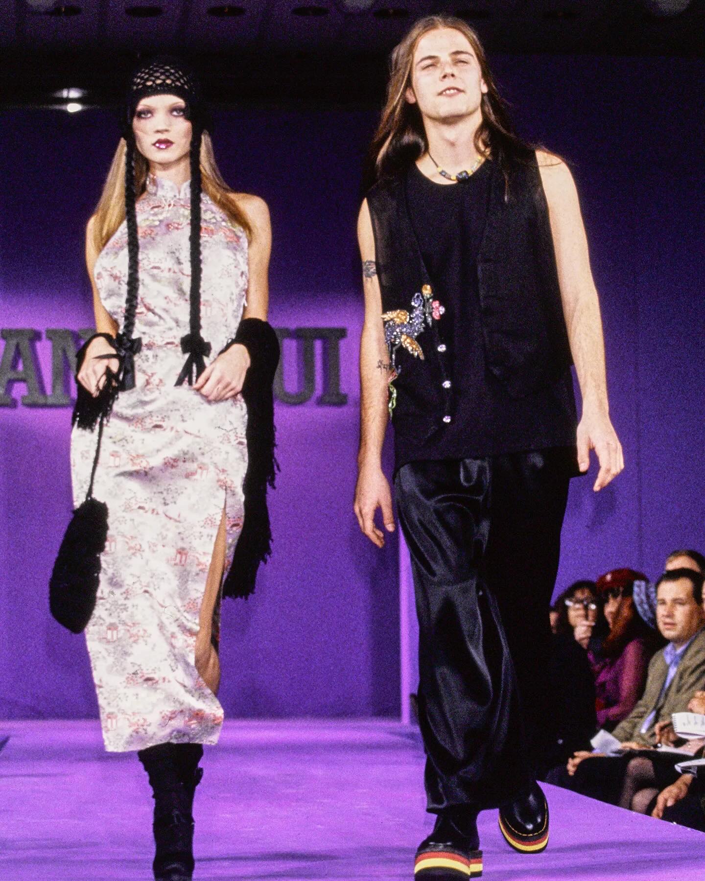 안나수이 1993 SS, 고스와 컬러의 대담한 조화 — Look 8