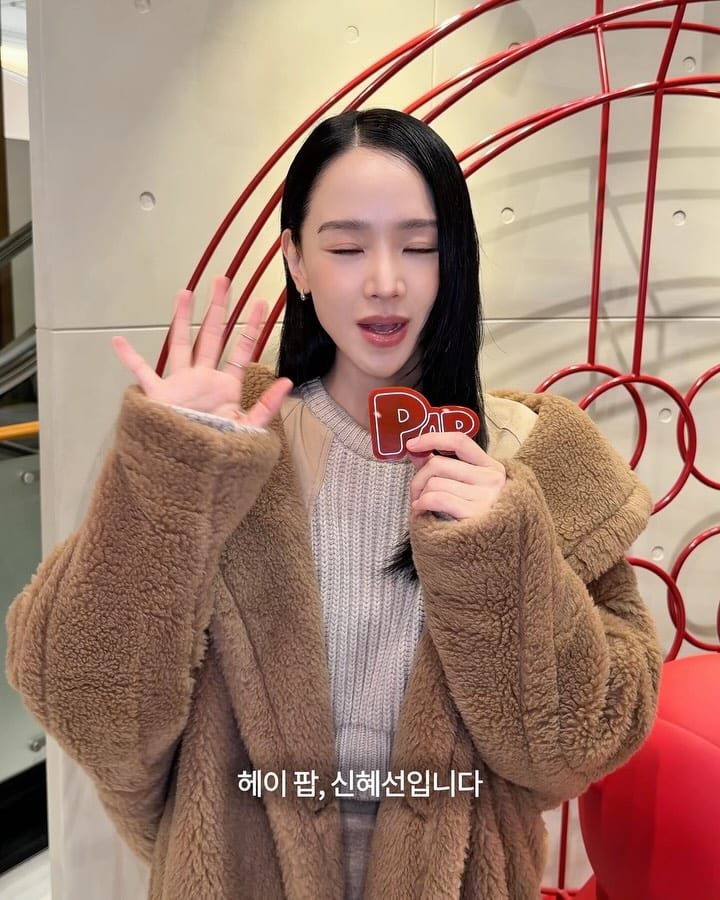 막스마라가 처음 공개한 '보이지 않는 코트' — max mara, Look 2