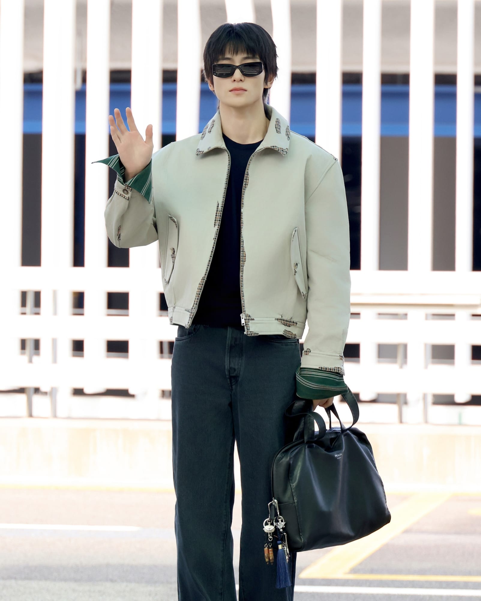 밀라노행 프라다 앰버서더, 공항부터 달랐다 — prada, Look 4
