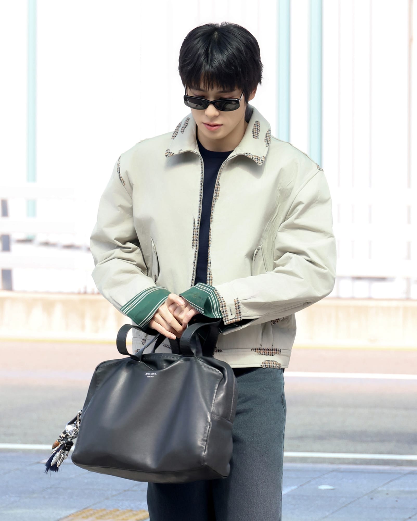 밀라노행 프라다 앰버서더, 공항부터 달랐다 — prada, Look 10