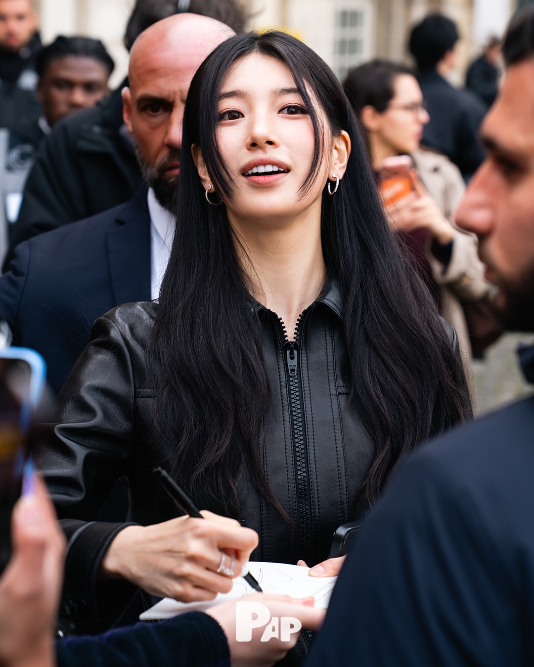 수지, 셀린느 쇼에서 선보인 올블랙 레더 룩 — Look 2