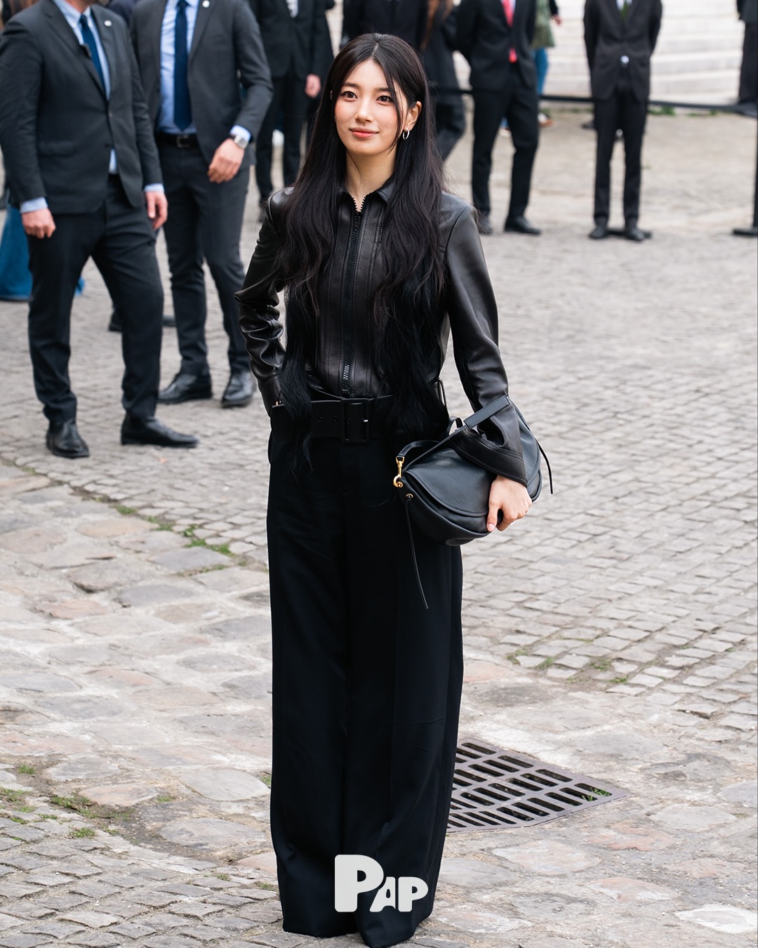 수지, 셀린느 쇼에서 선보인 올블랙 레더 룩 — Look 3