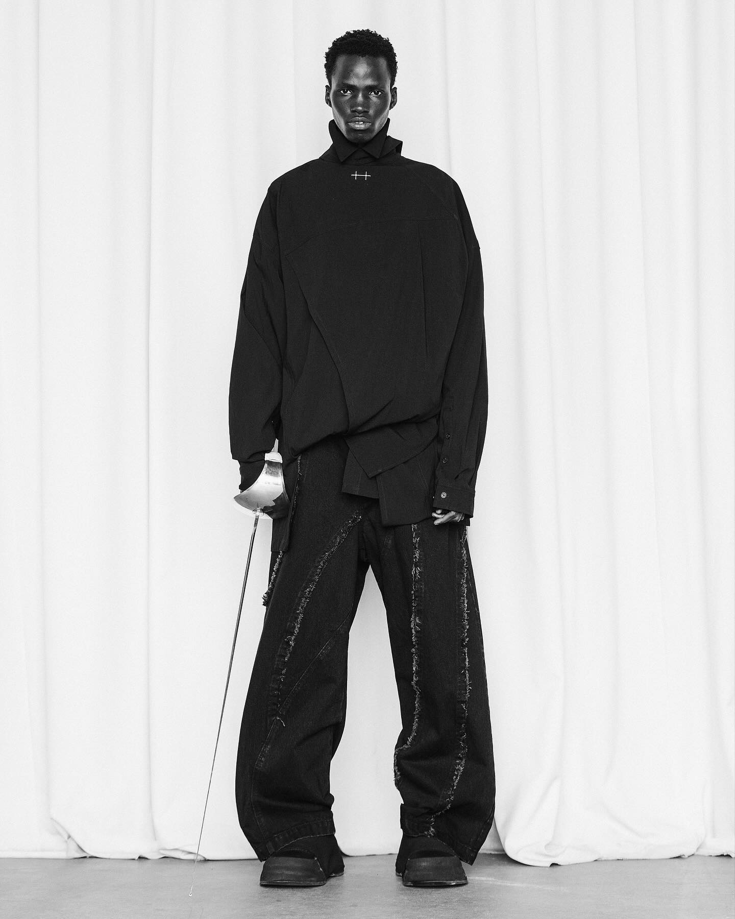 송지오 X 엘리엇 에밀, 펜싱에서 영감받은 'DUEL' 컬렉션 공개 — Look 5
