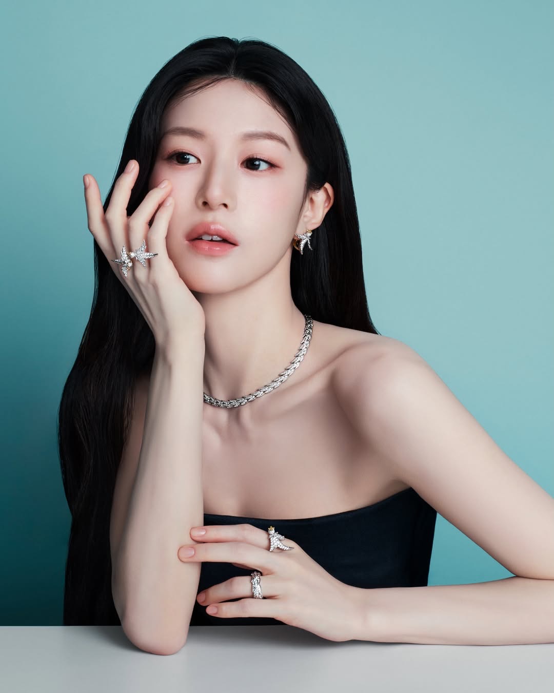 티파니가 고른 얼굴, 고윤정 — go youn jung, Look 2