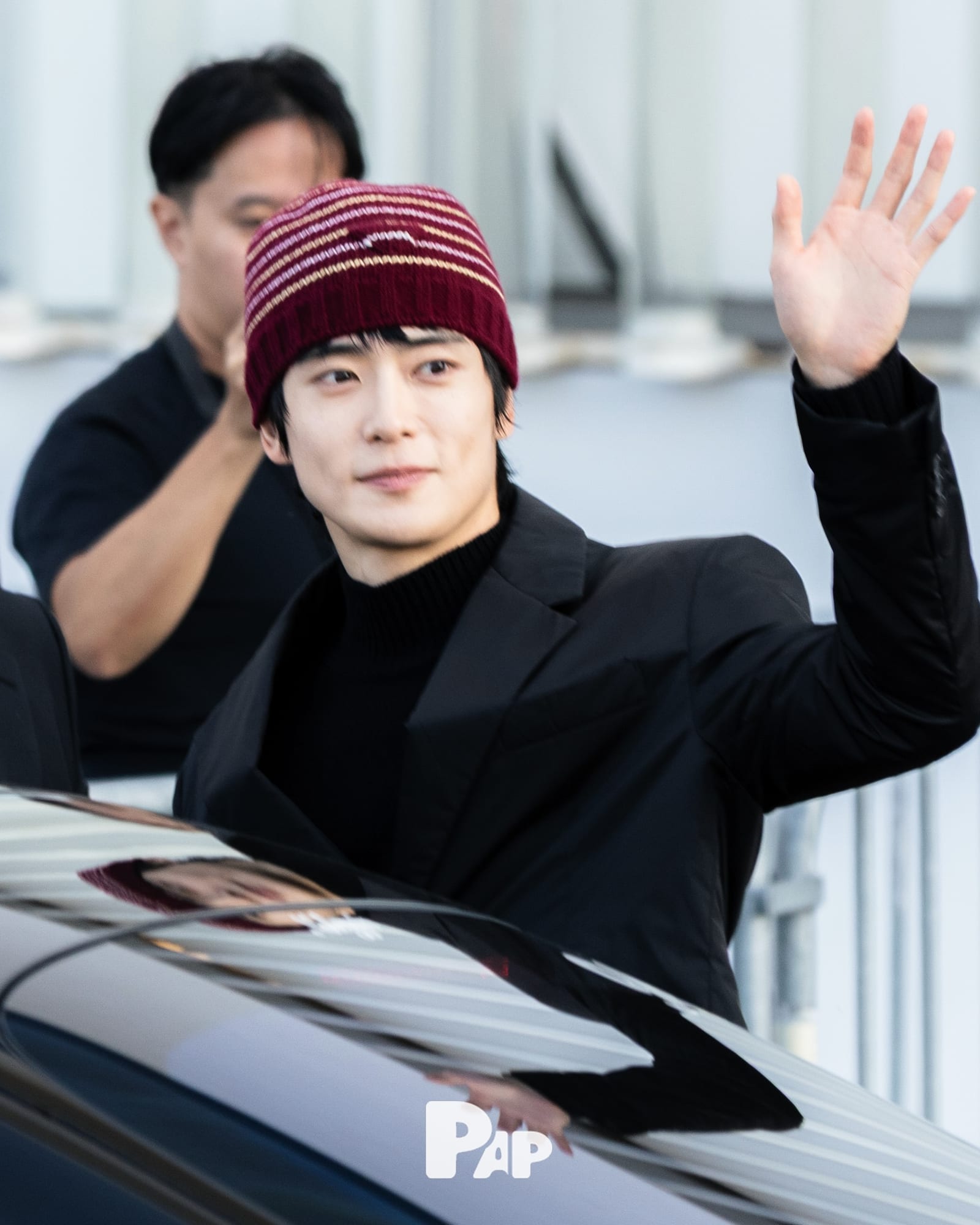 재현, 버건디 비니 하나로 완성한 쇼장 룩 — jaehyun, Look 3