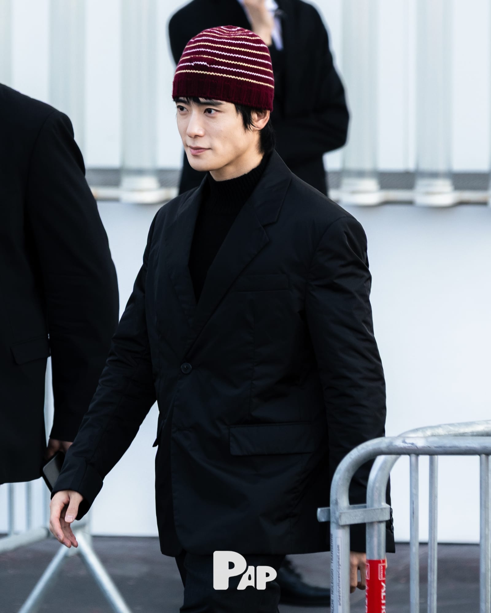 재현, 버건디 비니 하나로 완성한 쇼장 룩 — jaehyun, Look 4