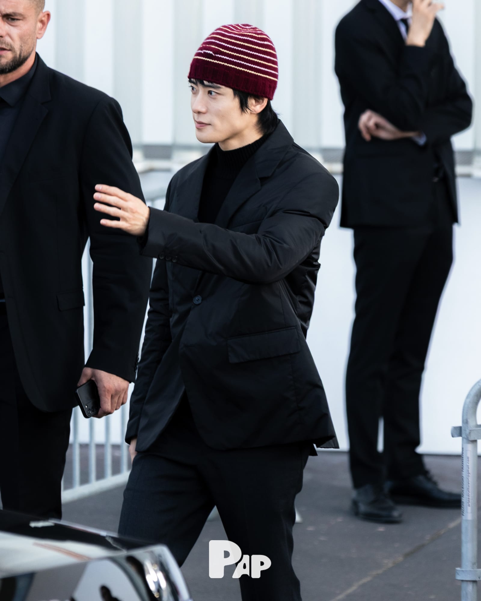 재현, 버건디 비니 하나로 완성한 쇼장 룩 — jaehyun, Look 5