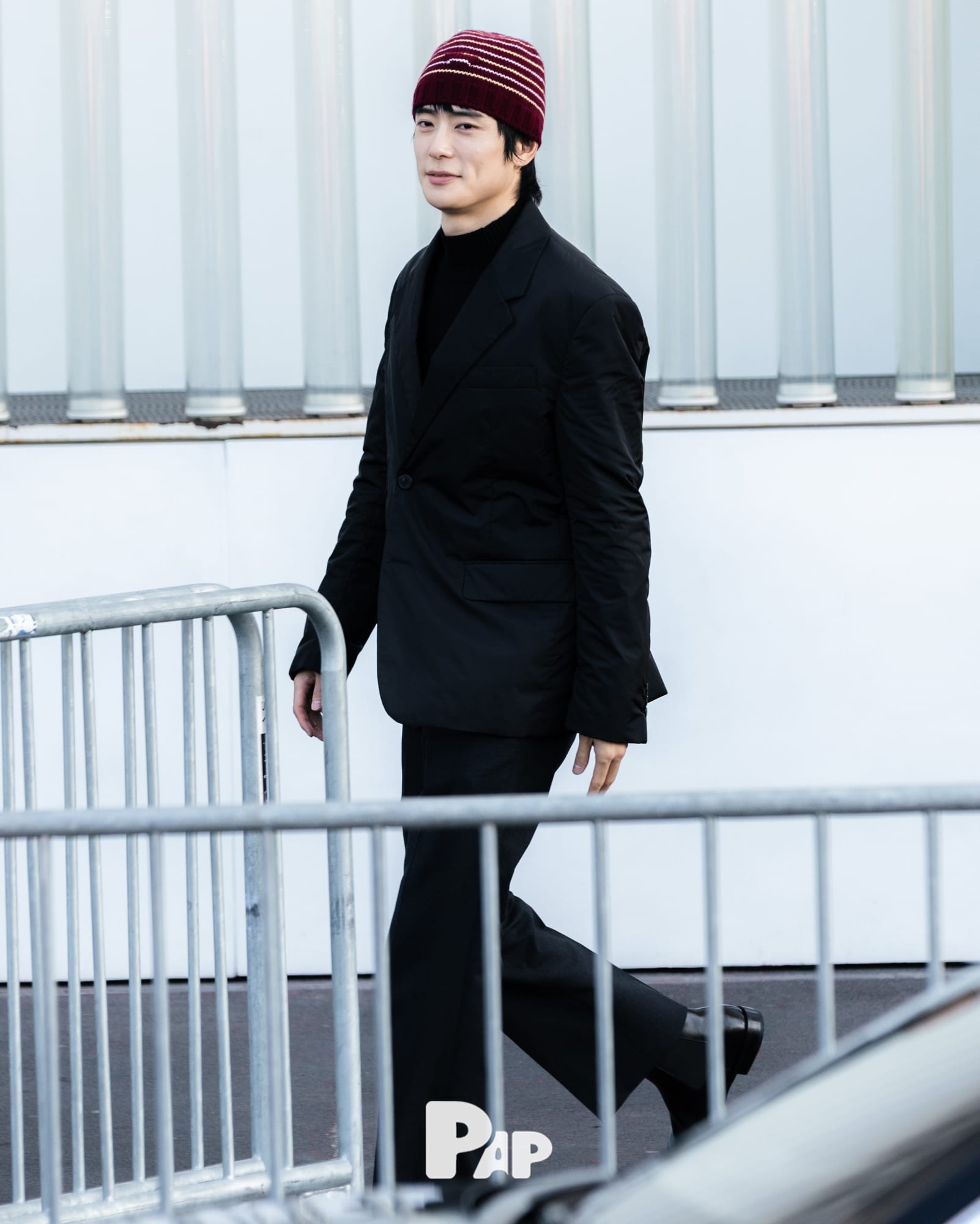 재현, 버건디 비니 하나로 완성한 쇼장 룩 — jaehyun, Look 6