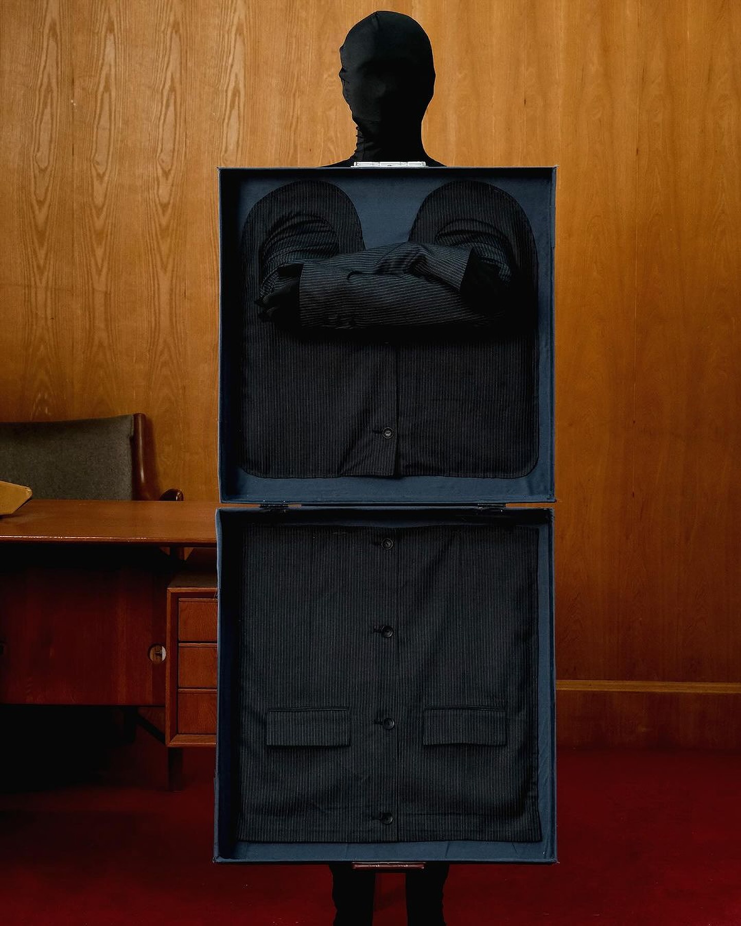 자이라 자말, 아버지의 건강 염려를 옷으로 풀어낸 'Office Spy' 컬렉션 — Look 2