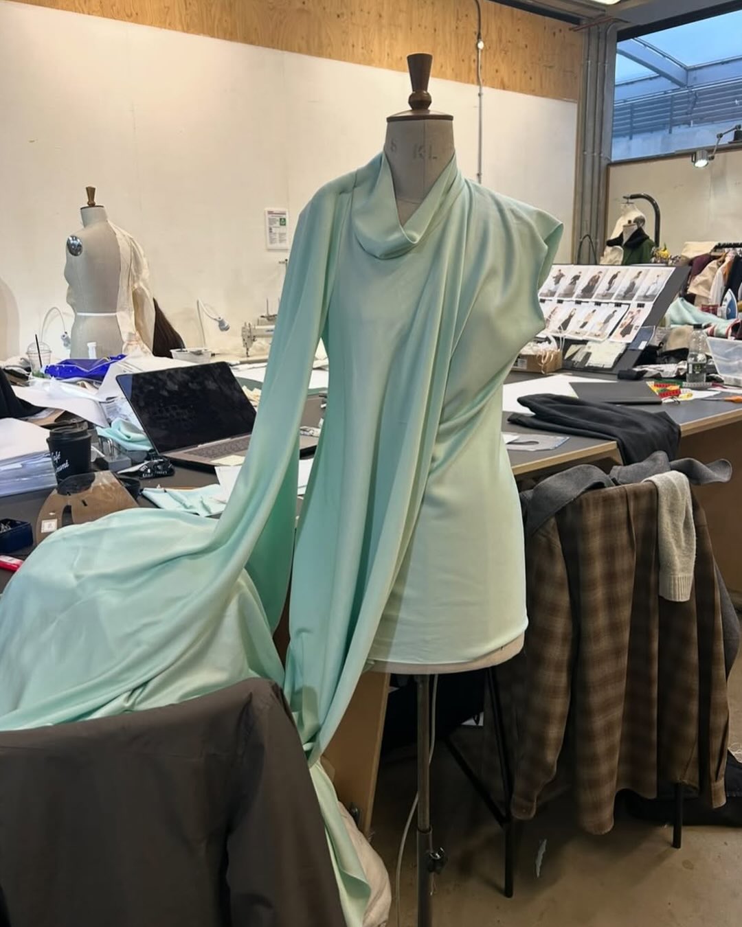 청소기를 입고 출근하는 여성, 패션이 말하는 가사노동의 이중 부담 — Look 6