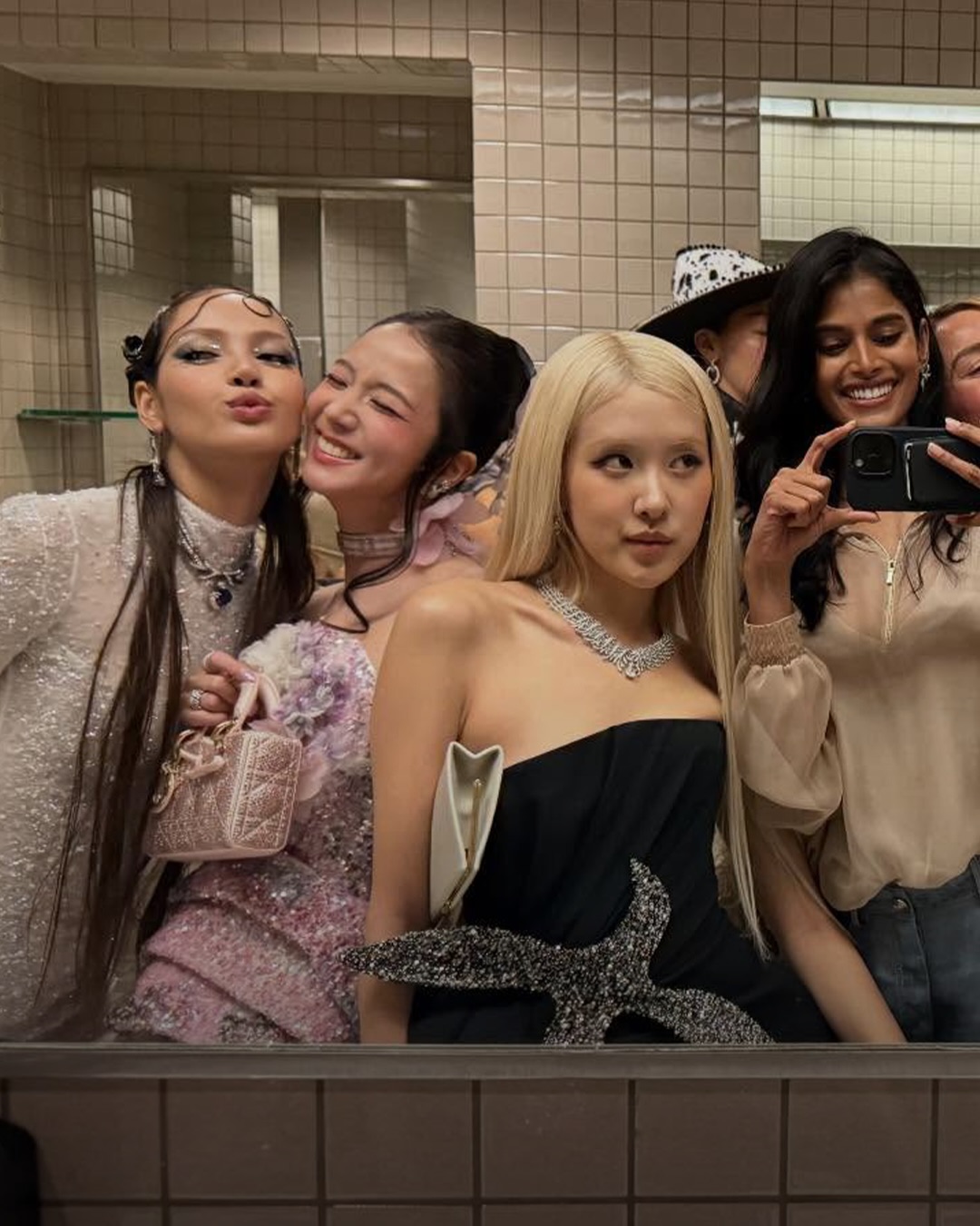 2026 멧 갈라 화장실 셀피, 블랙핑크 완전체가 담긴 순간 — Look 2