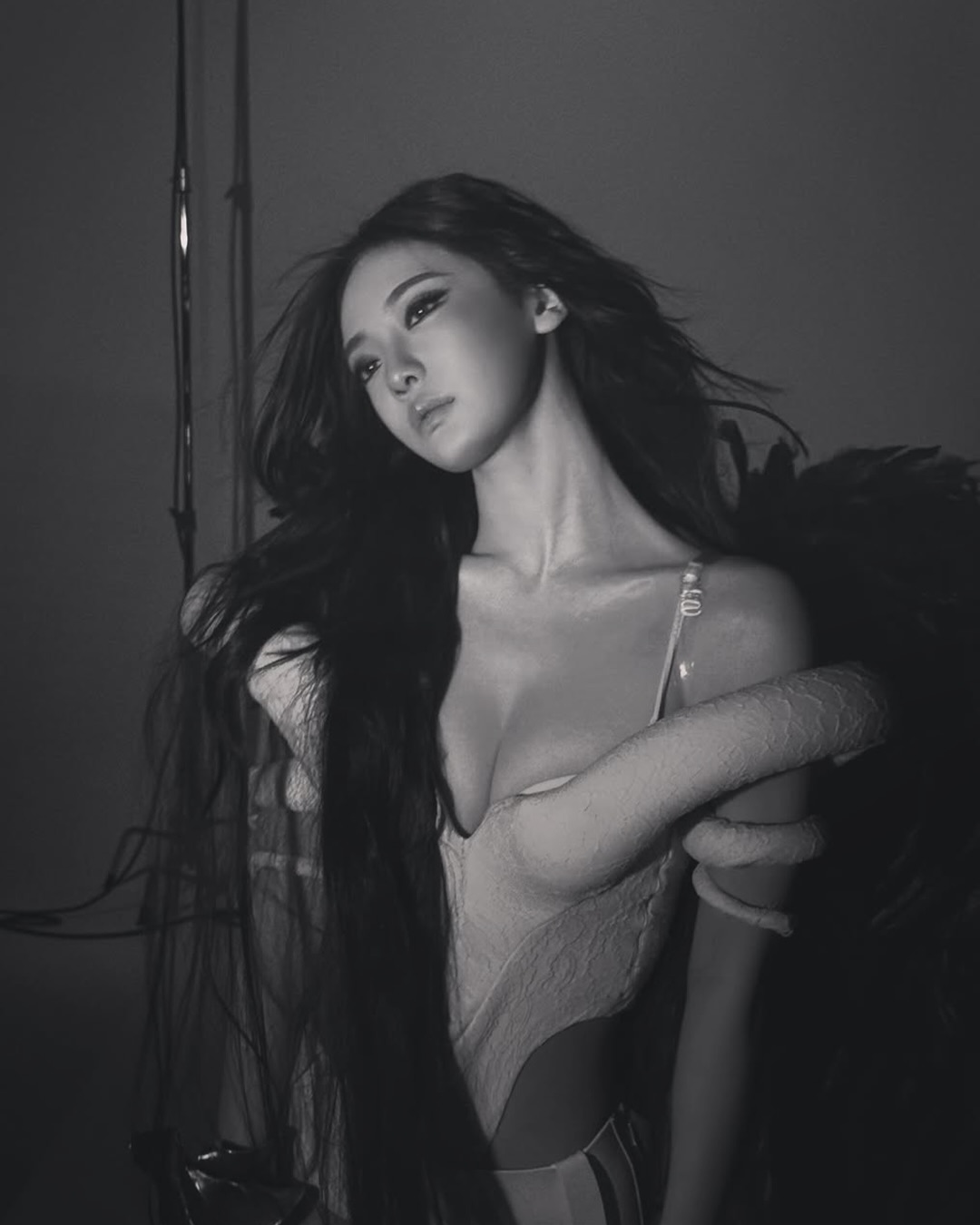 닝닝, 거대한 검은 날개로 완성한 타락천사 비주얼 — Look 5