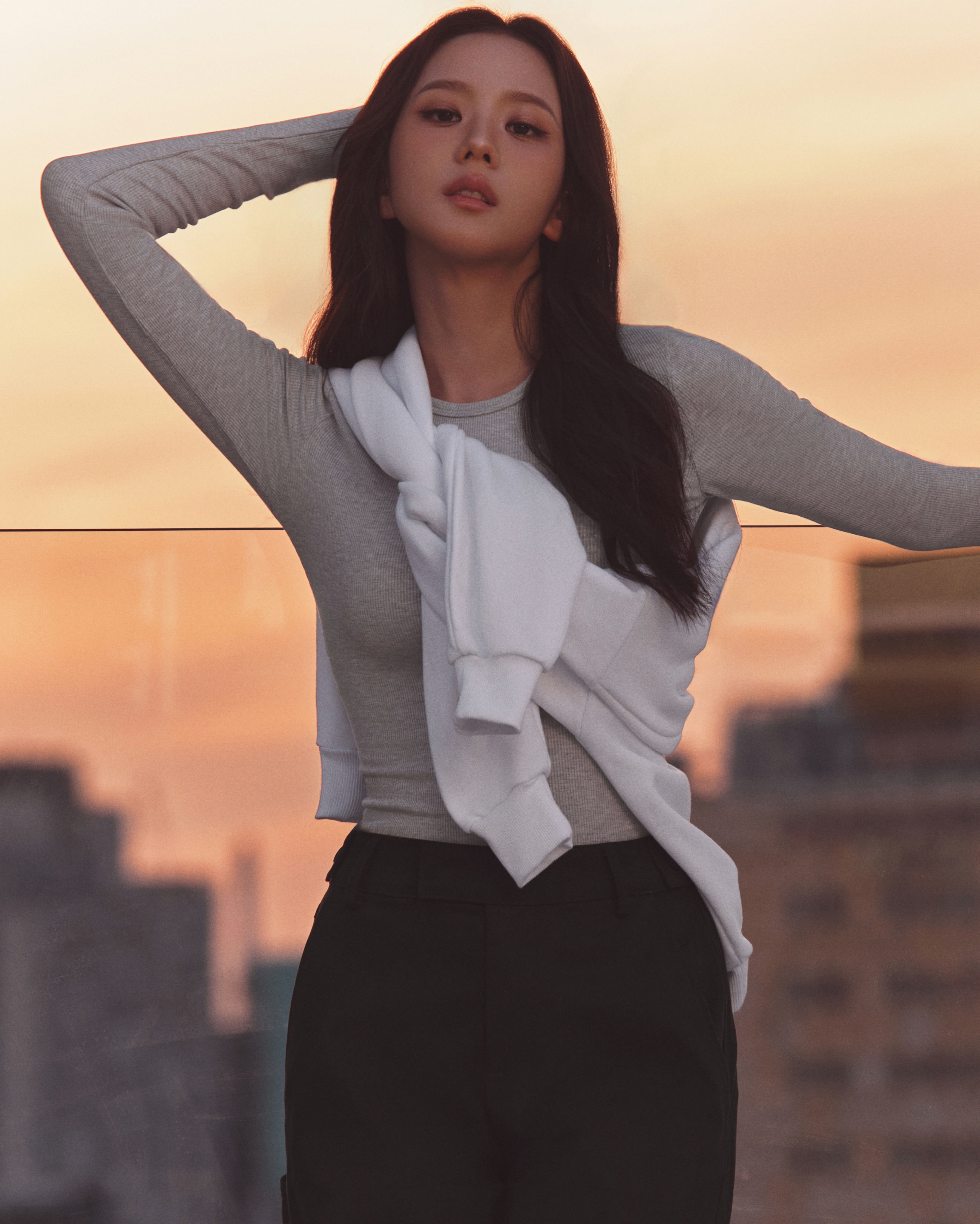 스포트라이트 밖에서도, 지수답게 — Look 3