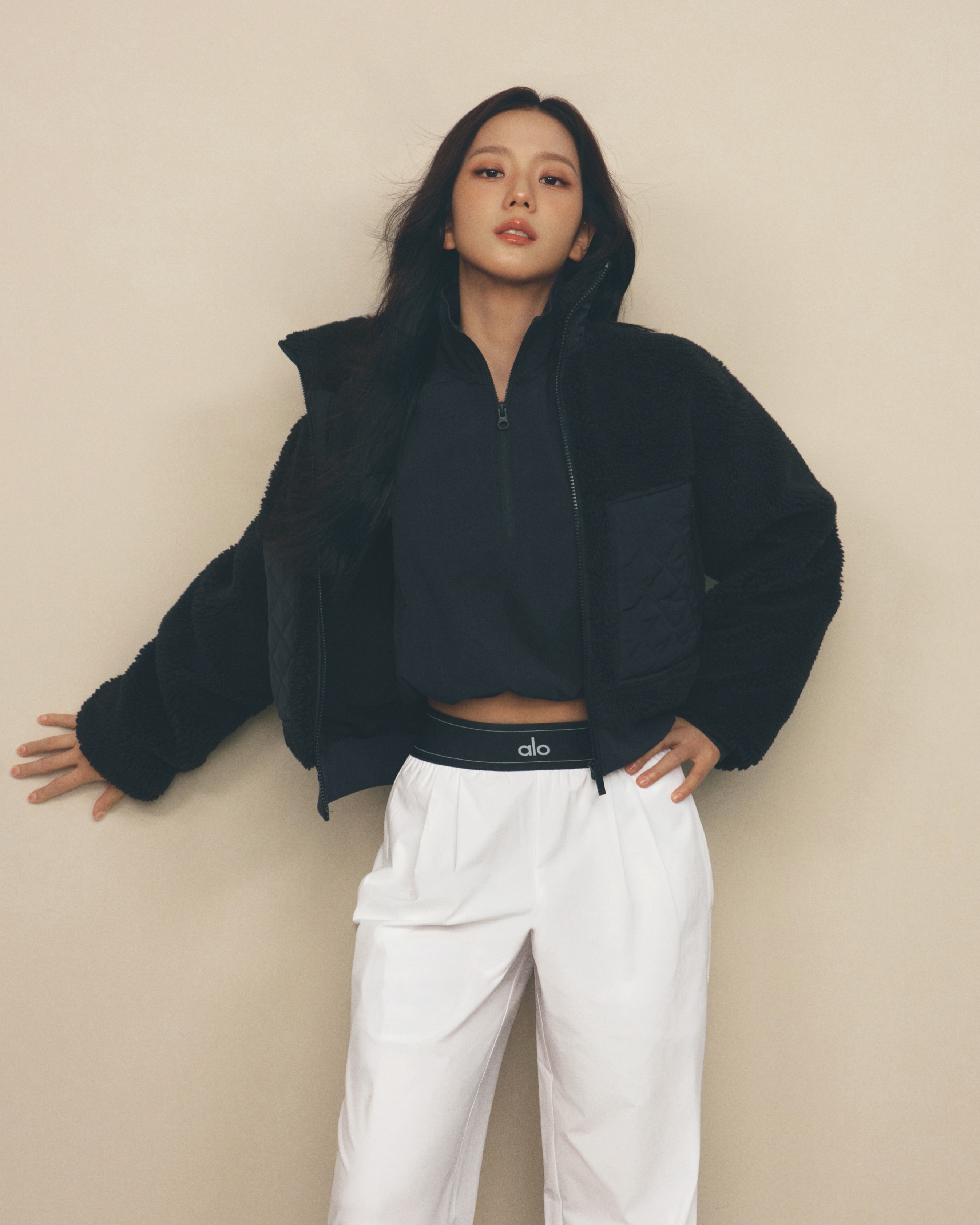 스포트라이트 밖에서도, 지수답게 — Look 6